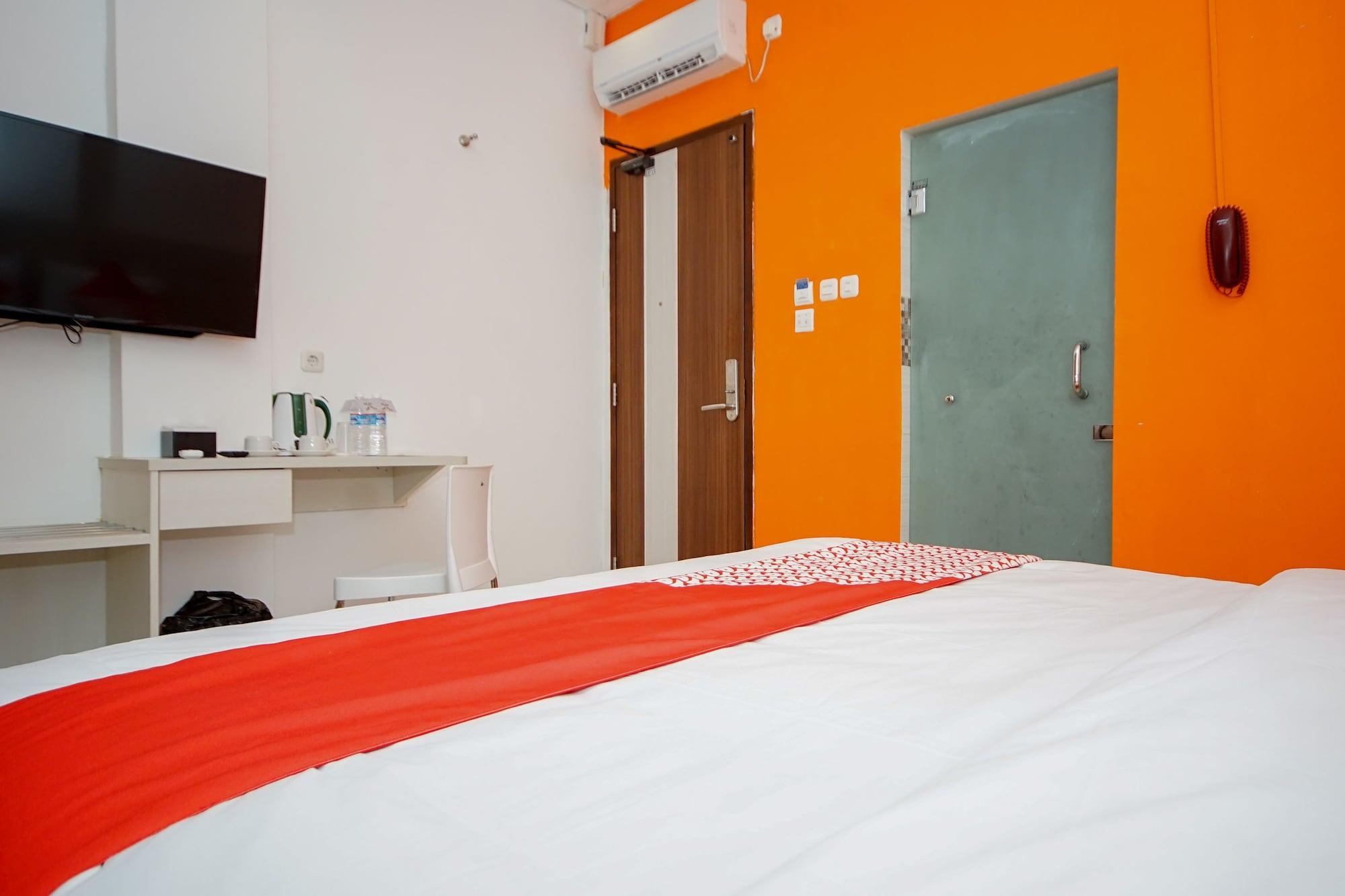 Oyo 344 Kr Hotel Palembang Exterior photo