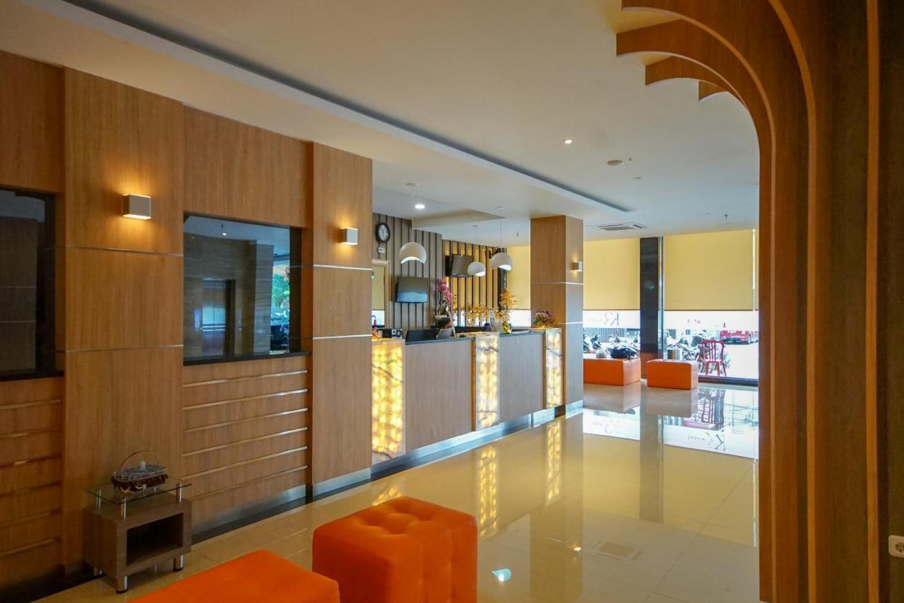 Oyo 344 Kr Hotel Palembang Exterior photo