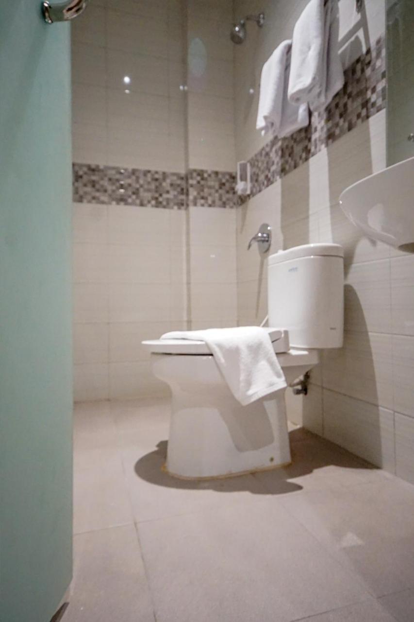 Oyo 344 Kr Hotel Palembang Exterior photo